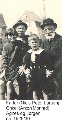 Farfar - Agnes - Joergen.jpg - Min farfar (Niels Peter Larsen), Onkel (Anton Monrad), Agnes og Jørgen (min far). Min farfar var tolder. Han døde, da han var 64 år. Jeg har aldrig mødt ham.